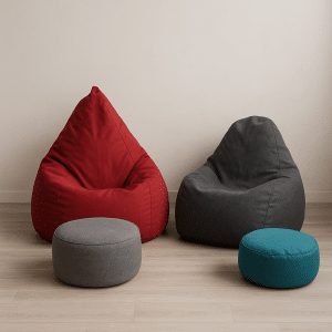 פופים זולים של קלגו – פוף שפיץ אדום, פוף אפור גדול, פוף הדום אפור ופופלים קלגמיש טורקיז, בחדר מודרני עם רצפת עץ בהירה.