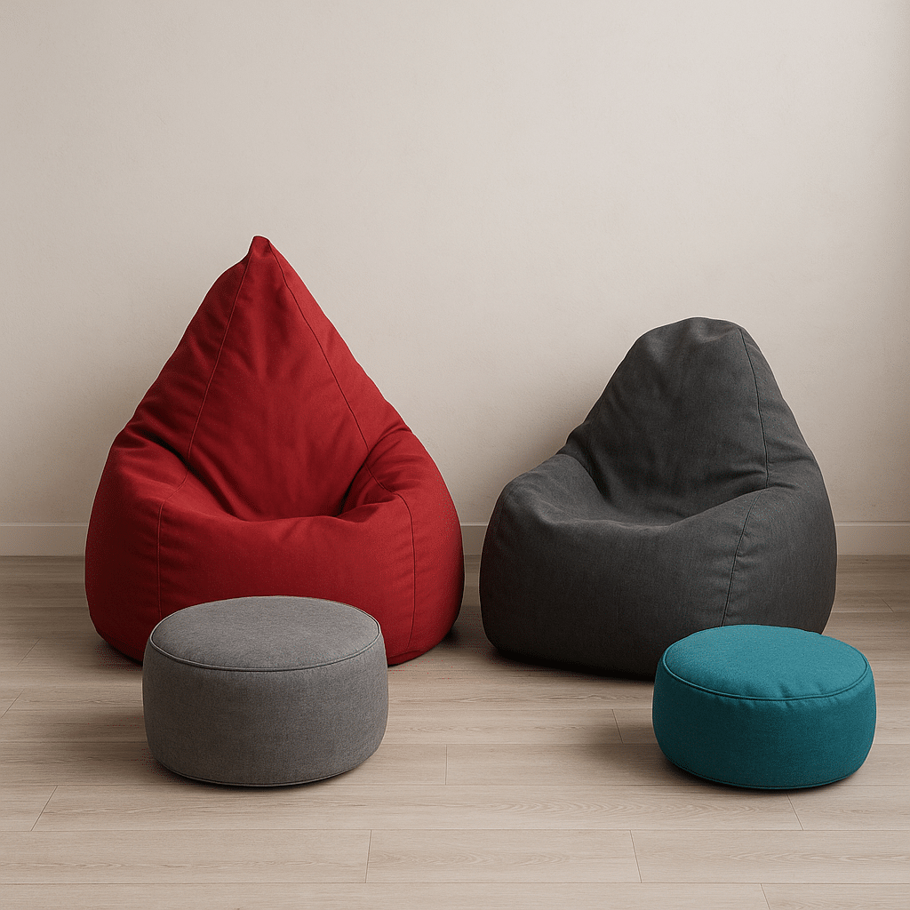 פופים זולים של קלגו – פוף שפיץ אדום, פוף אפור גדול, פוף הדום אפור ופופלים קלגמיש טורקיז, בחדר מודרני עם רצפת עץ בהירה.